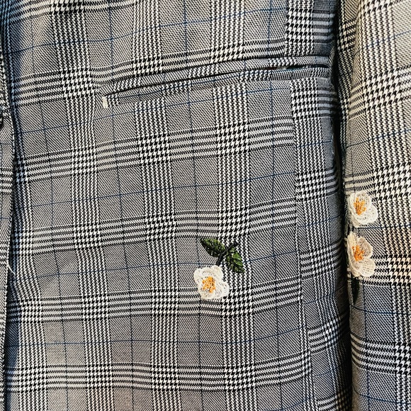 Forever 21 Blk & White Blazer w/ Embroidered Flowers - Picture 3 of 8